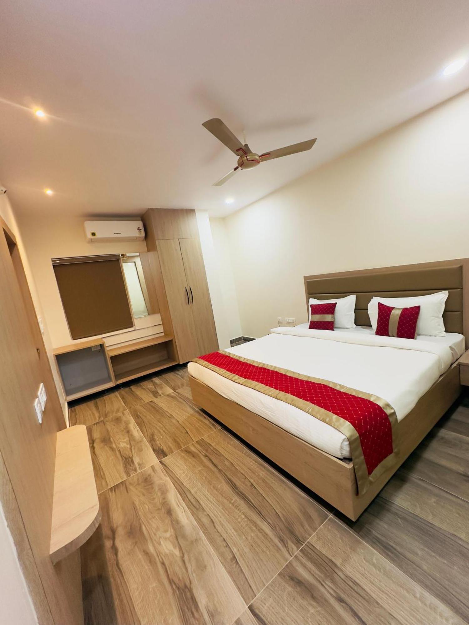 Hotel Raga Karimnagar Экстерьер фото