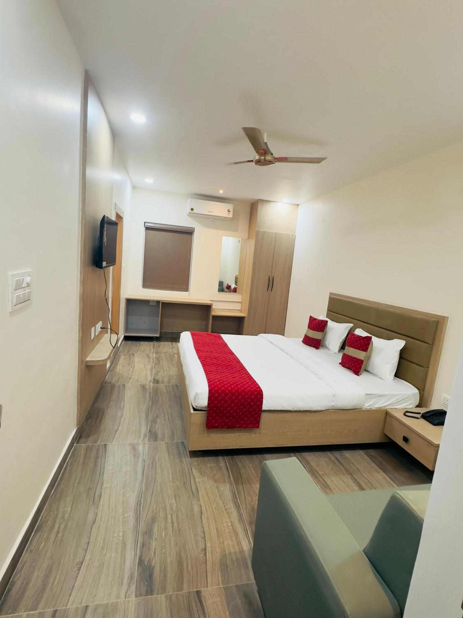 Hotel Raga Karimnagar Номер фото