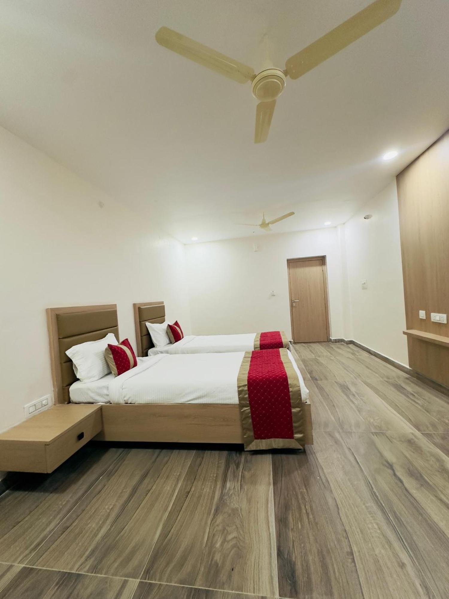 Hotel Raga Karimnagar Номер фото