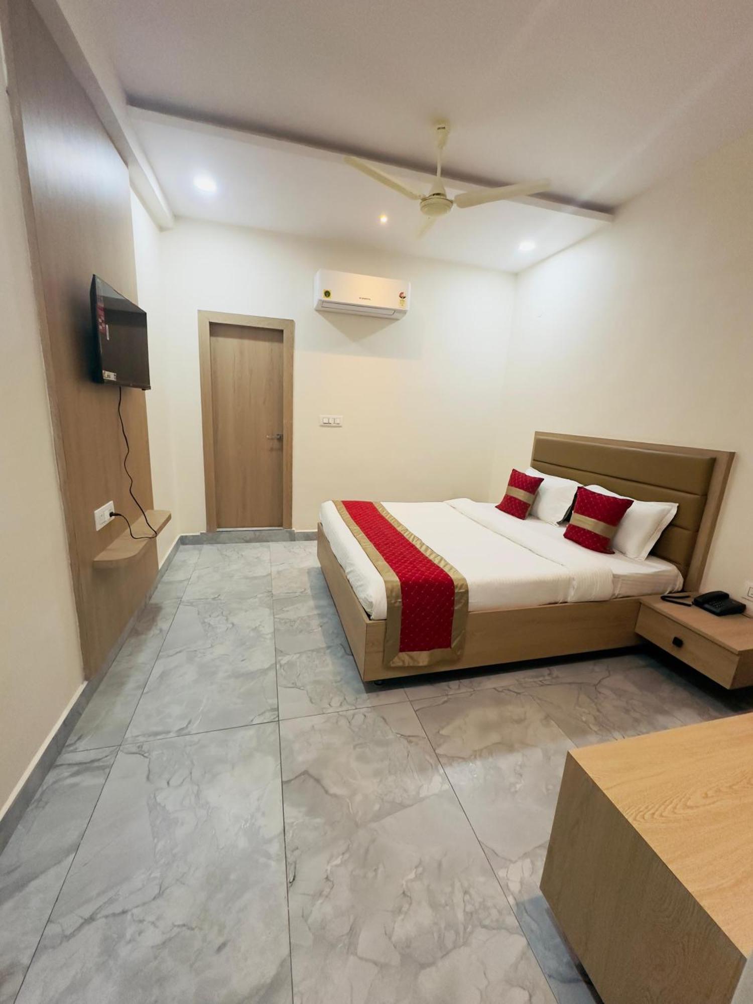 Hotel Raga Karimnagar Экстерьер фото