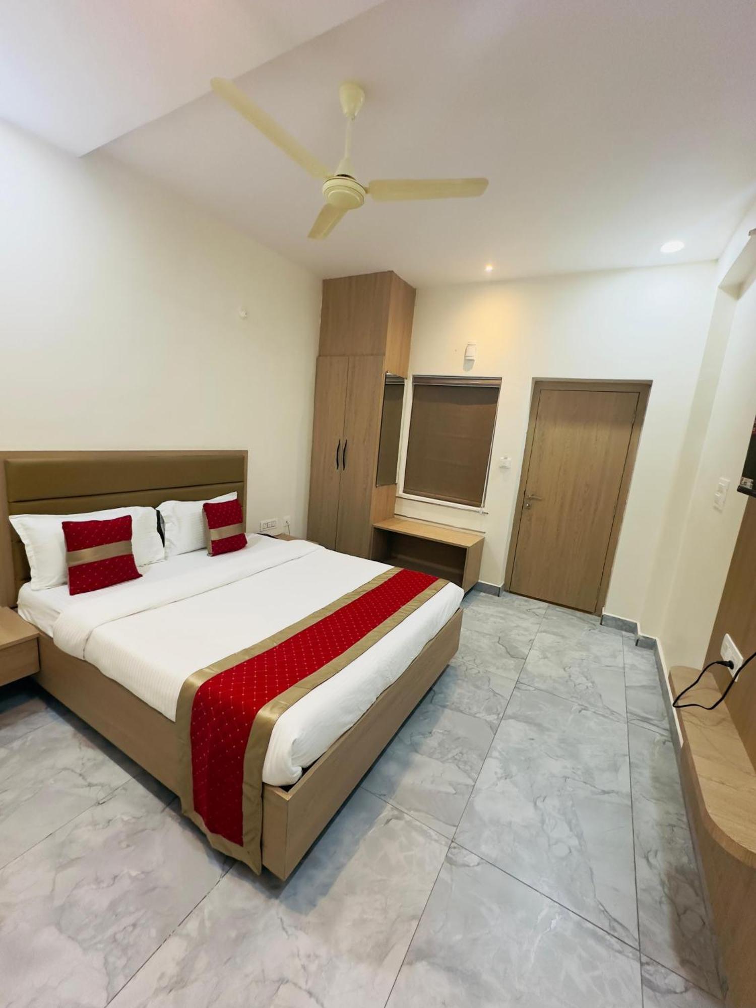 Hotel Raga Karimnagar Экстерьер фото