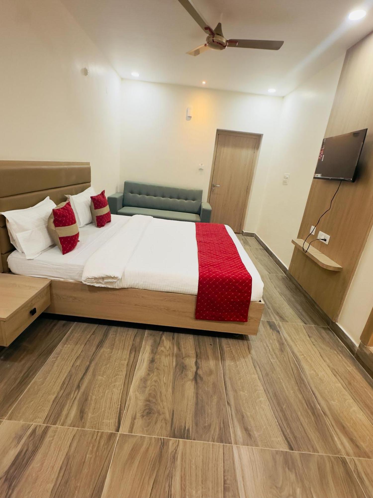 Hotel Raga Karimnagar Экстерьер фото